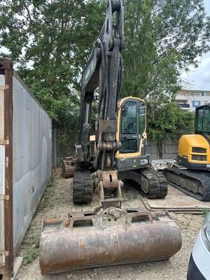 un engin de chantier garé à côté d'un bâtiment