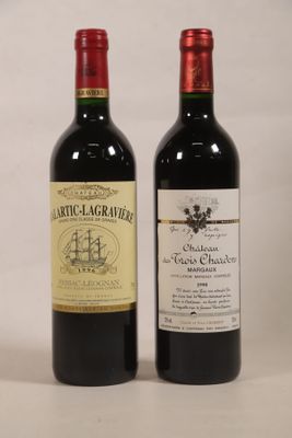 deux bouteilles de vin posées l'une à côté de l'autre sur une table