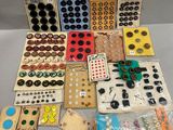 tout un tas de boutons et encore des boutons posés sur une table