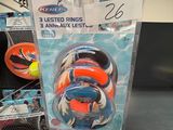 un présentoir de balles et de raquettes de tennis dans un magasin