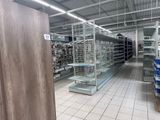 de nombreuses étagères dans le magasin, sur lesquelles sont disposés de nombreux articles