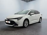 une Toyota Corollion blanche garée dans une pièce blanche