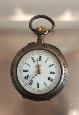 Montre de col en argent (800e)