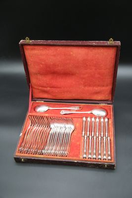 un coffret en bois contenant de l'argenterie sur une table