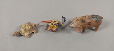 trois figurines d'animaux posées sur une table