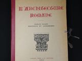 un vieux livre à la couverture rouge posé sur une table noire