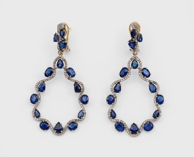 une paire de boucles d'oreilles en saphir et diamant