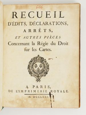 un vieux livre écrit posé sur une table
