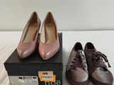 les chaussures de Cole dans une boîte et une paire de chaussures sur un lit