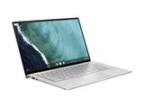 une image représentant un ordinateur portable blanc posé sur une surface blanche