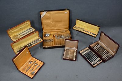 beaucoup d'argenterie dans un coffret sur une table