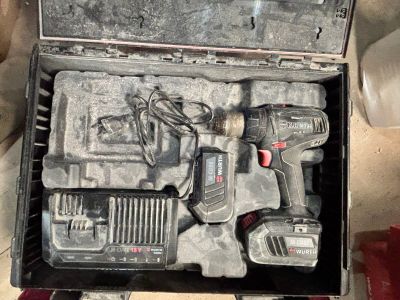 une boîte contenant des outils posée sur le sol