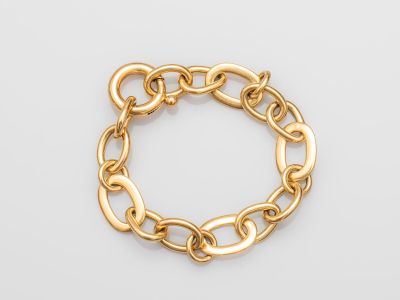 une image d'un bracelet en or sur fond blanc