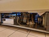 une machine posée sur le sol de la cuisine