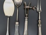 quatre cuillères et une fourchette accrochées au mur
