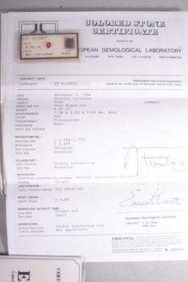 un livre blanc illustré d'une photo d'une personne dans un laboratoire