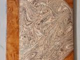 une image montrant un gros plan d'une œuvre d'art posée sur une table