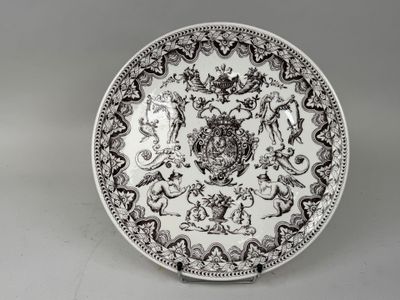 une assiette ancienne en noir et blanc sur laquelle figure un blason