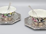 deux tasses et deux cuillères posées sur une soucoupe