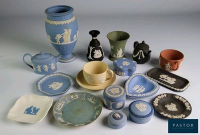 de nombreux types de vases et d'assiettes sur la table