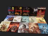 un grand nombre de livres posés sur une table