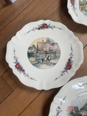 trois assiettes posées sur une table en bois