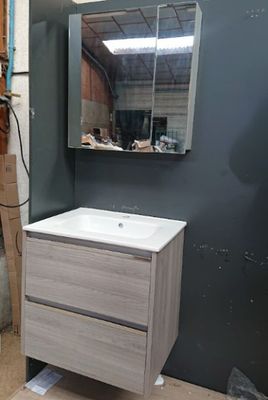 une salle de bain avec un lavabo et un miroir
