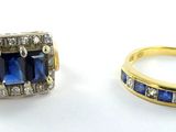 deux bagues et une bague ornée de saphirs bleus sur un fond blanc