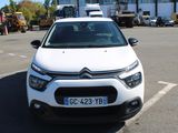 une voiture blanche garée dans un parking
