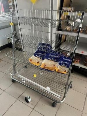 un caddie contenant des produits alimentaires