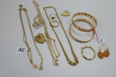 plusieurs types de bijoux sont présentés sur une surface blanche