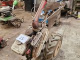 une petite machine qui se trouve dans un garage