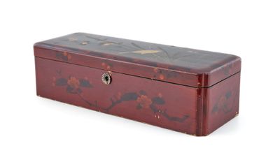 JAPON - XXe siècle Fubako en laque rouge à décor de branches…