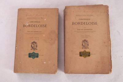 deux vieux livres posés sur une table l'un à côté de l'autre