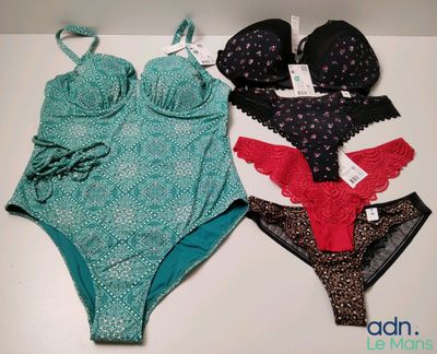 Trois sous-vêtements féminins sont alignés sur une surface blanche