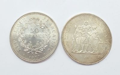 deux pièces d'argent, dont l'une représente une femme et l'autre un homme