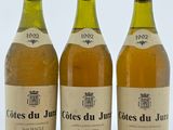 trois bouteilles de vin posées sur une table l'une à côté de l'autre