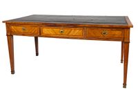 Bureau plat en bois de placage, ornementation en laiton doré…
