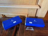deux boîtes bleues posées sur une table en bois près d'une porte