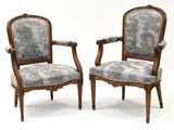 paire de fauteuils de style louis xv