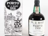 une bouteille de porto à côté d'une boîte de porto