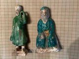 deux figurines représentant un homme et une femme, exposées