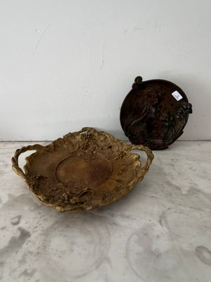 un petit bol posé à côté d'un autre petit bol sur une table