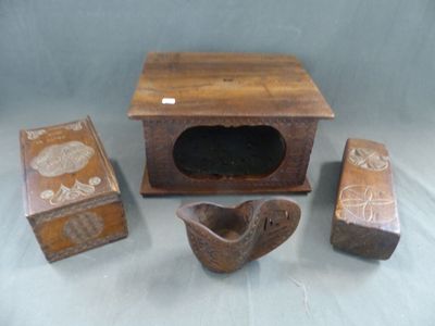 Plusieurs morceaux de bois sont posés sur une table à côté d'une boîte