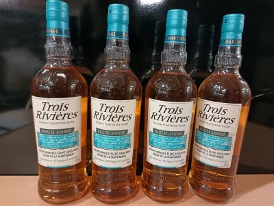quatre bouteilles de whisky de la rivière Trots posées sur une table