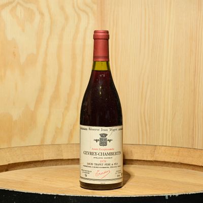 une bouteille de vin posée sur un tonneau