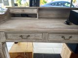 un bureau en bois sur lequel est posé un ordinateur