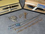 une boîte contenant un stylo, un bracelet et d'autres objets