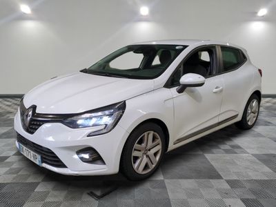 la voiture blanche est garée sur un carrelage à carreaux