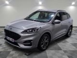 Le nouveau SUV Ford Kuga est garé dans un showroom.